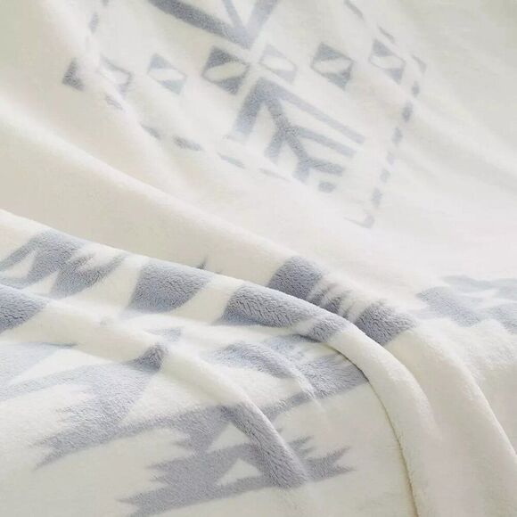 QUEEN SIZE Pendleton plush blanket - NEW WITH TAGS - Picture 4 of 6